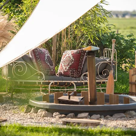 Sleeping Among The Sheep At Vrouwtje Poppy Ferienhaus *